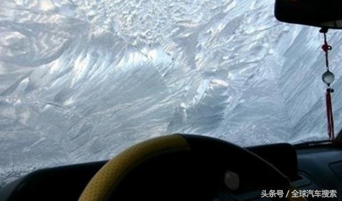 冬天下雨开车前挡风玻璃起雾咋办,冬天前挡风玻璃起雾热风还是冷风