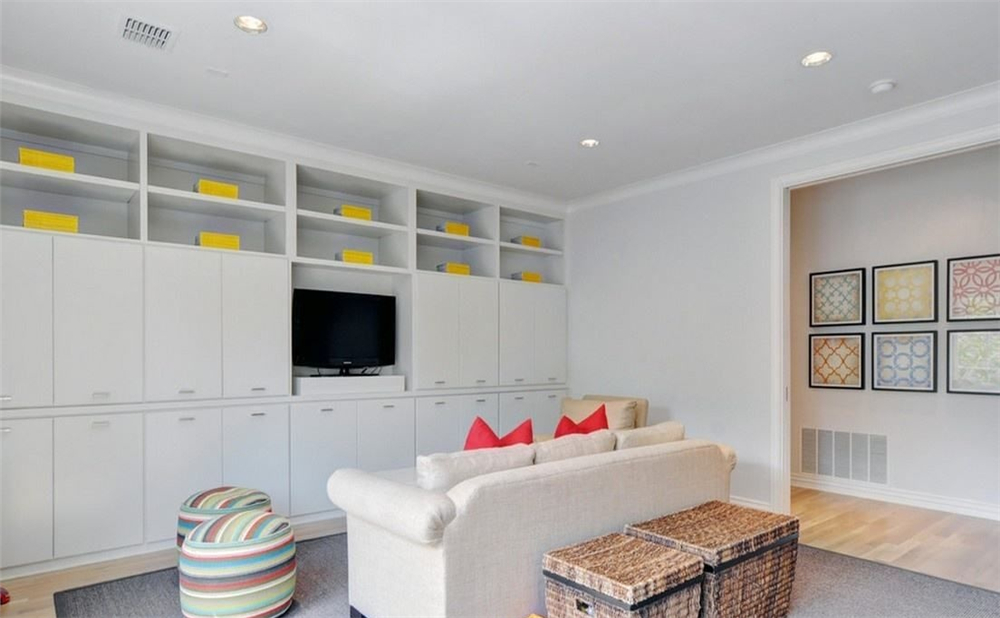 长方形客厅沙发储物柜设计效果图,客厅靠墙柜子储物柜宽1.2米暖白色