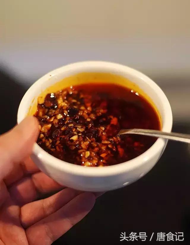 蒜泥小黑猪｜来来来，张嘴~先吃一口再喝……