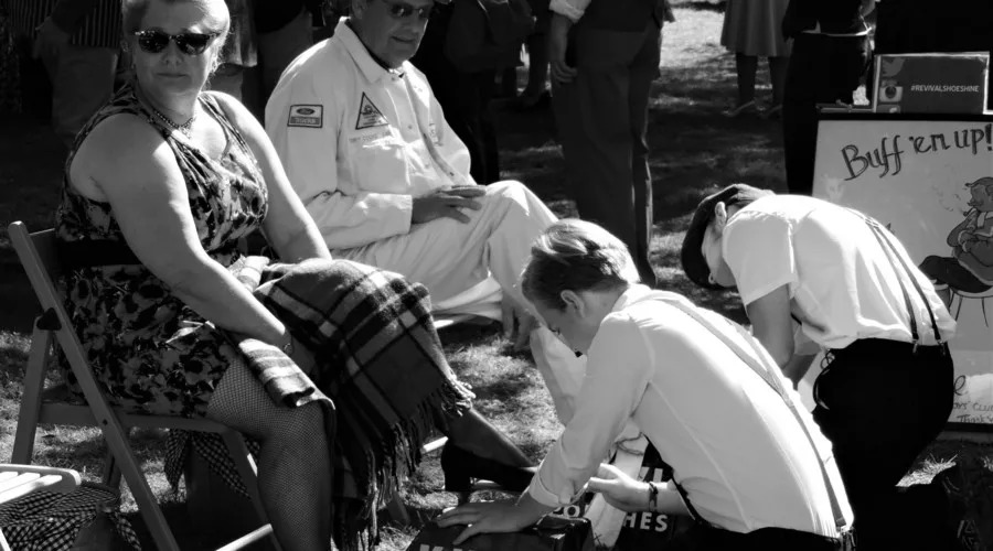 微小说局长擦皮鞋,擦皮鞋的小女孩微小说