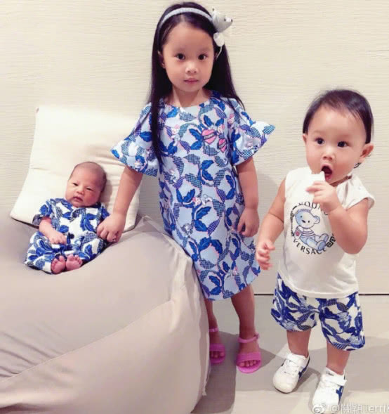 42岁关颖5年生3胎,微博首次晒3娃照片,姐弟同款睡衣温馨同框