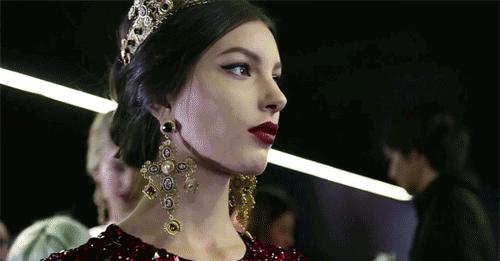 运动鞋不是sportsshoe哦，最全服装的英文一次学！