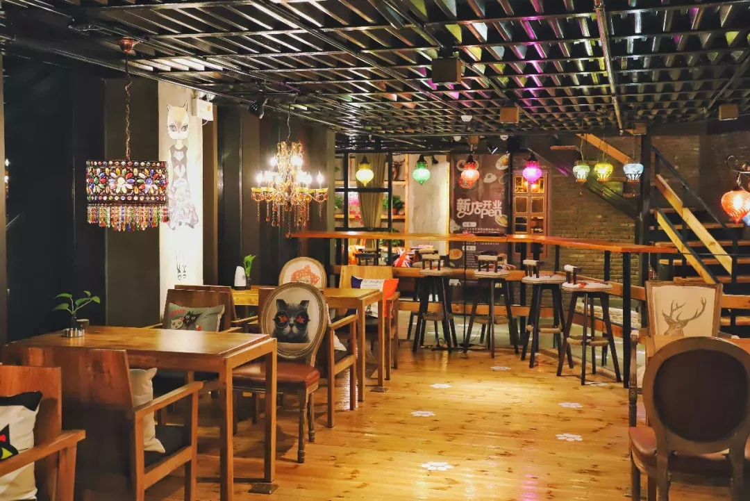 在漫猫喝咖啡，那种无忧的心情，仿佛随着维也纳音符飘到云间……