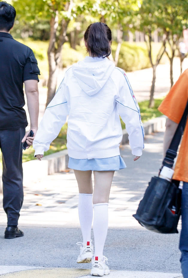 李知恩的腿穿平底鞋,李知恩穿长裤子