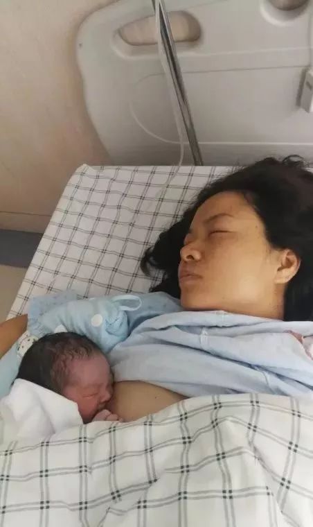 剖宫产当天我这样喂奶，第三天乳房不胀，乳汁充沛！