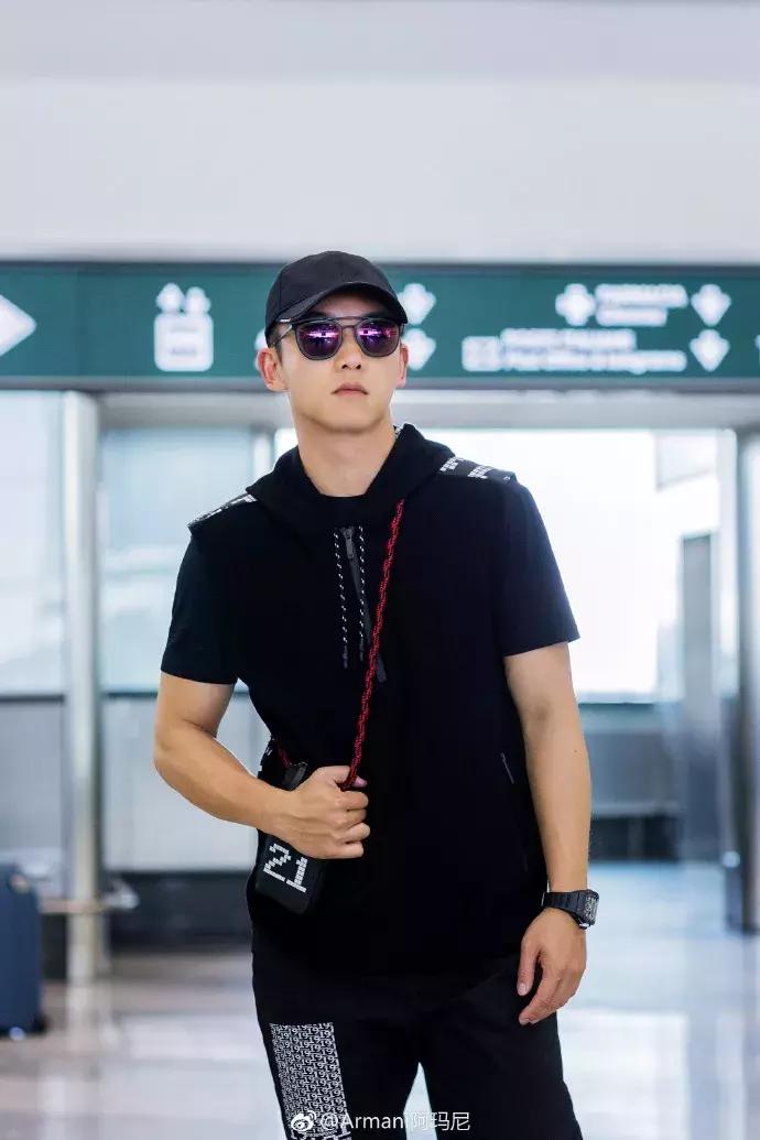 丫丫已经美“腻”了！于是穿上EmporioArmani帅气一回