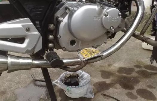 摩托车泡水后打不着火,摩托车亏电打不着火解决方案