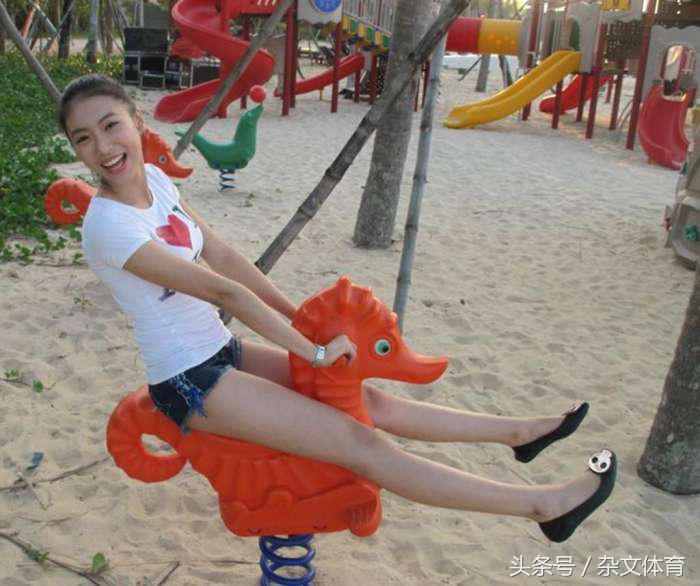 比外援还好用！他和娇妻是男篮中的金童玉女，连续5年自费去美国