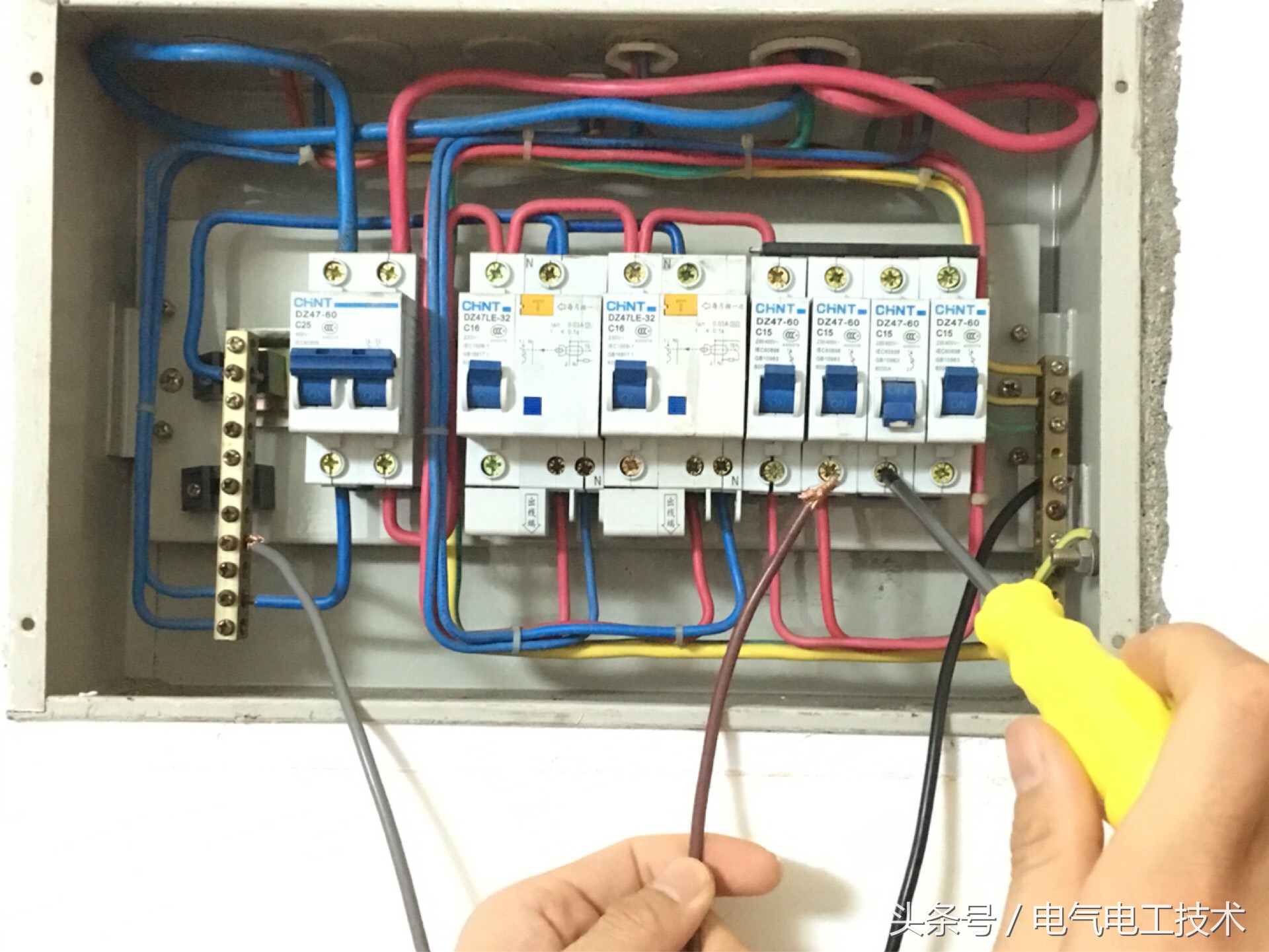 配电箱带电：火线零线地线怎么接？哪个先？老电工：接线顺序很重要