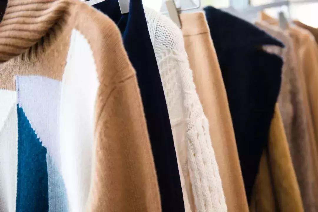 贝拉哈迪德穿深v套装,贝拉哈迪德夏季开衫