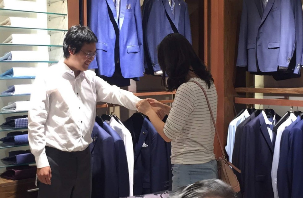 第146篇，情侣归来舷窗彩云亚美岸，牵手保利翘首中秋月儿圆