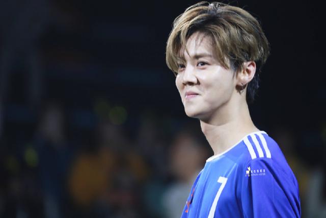 鹿晗擦汗,鹿晗踢球应援震惊全场