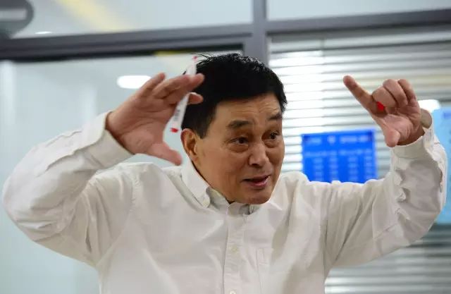 全行业95%都在赔，独他34年无亏损，年净利数十亿，凭啥？