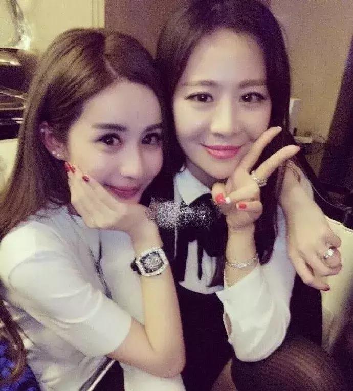 60万的包包、500万的表，网红生活把我真实看哭了