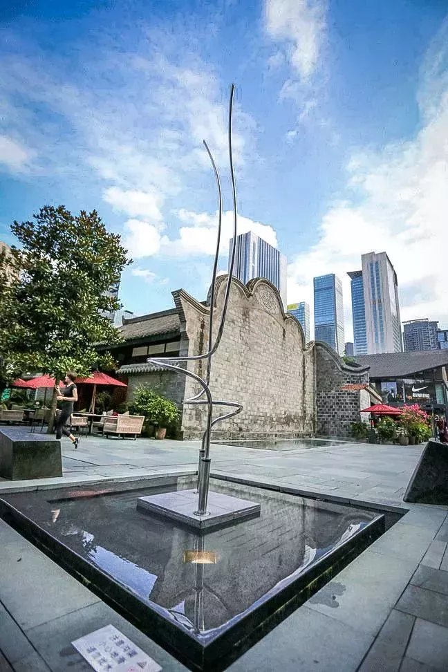 成都18个雕塑,成都太古里裸眼3d龙雕塑