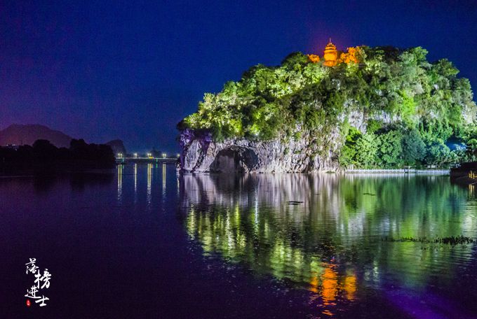 象山是桂林的标志，其实夜色下的象山才最美，很多游客都错过了