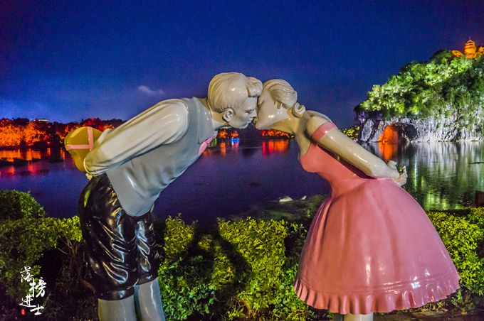 象山是桂林的标志，其实夜色下的象山才最美，很多游客都错过了