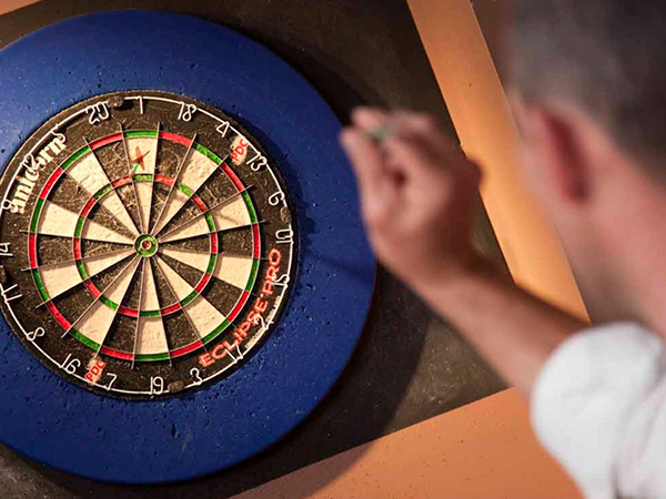 飞镖运动成人,飞镖适合学生党吗