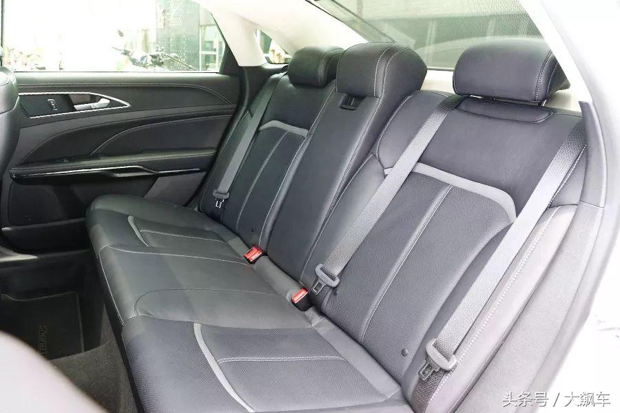 悬架调校不错，如果不是变速箱拖后腿，金牛座确实挺好开！