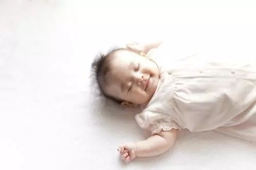 宝宝总是吃几口过会又吃,宝宝吃几口奶就睡着了怎么办