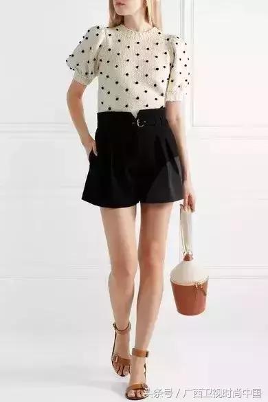 针织衫短袖里面应该穿什么,黑色金丝宽松短袖针织衫怎么搭