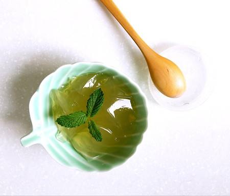 烧仙草黑凉粉和龟苓膏有什么区别,烧仙草龟苓膏白凉粉哪个更有营养