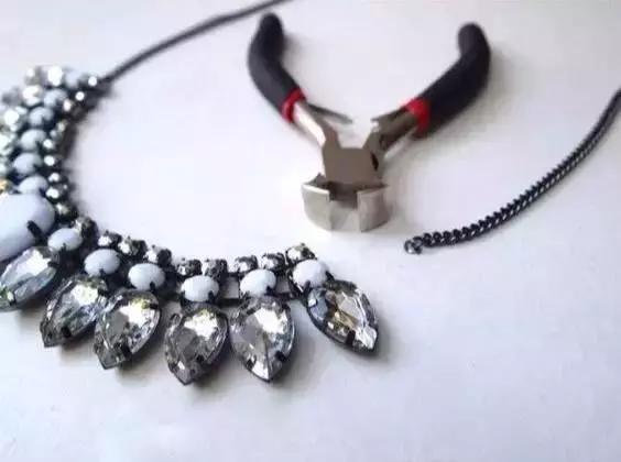 她拿这个擦一擦包包，立马变得和新的一样！