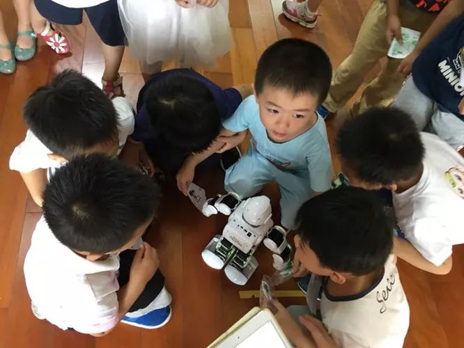 足球、围棋、机器人等等20个科目,这家幼儿园的娃好嗨森啊!