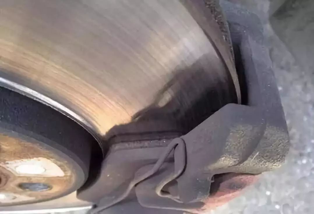 开了1000公里新刹车片还是异响,新款宝马x1更换前刹车片后有异响