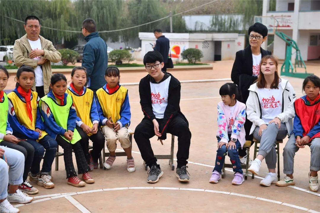 一群外来人带着「梦想」的旅行箱，打破了山娃娃们的平静生活……