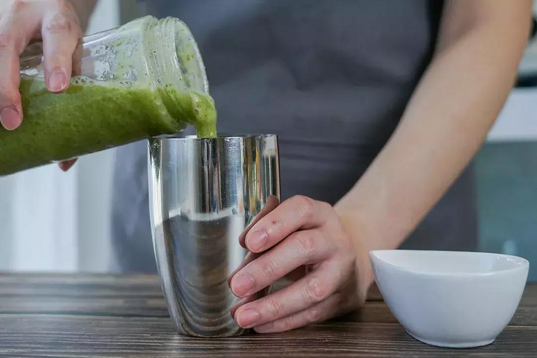 工作累了喝一杯小酒,上班这么辛苦还要回家做饭