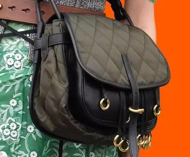 普拉达杀手包中号新款有没有黄色,2020年流行的普拉达包包是什么