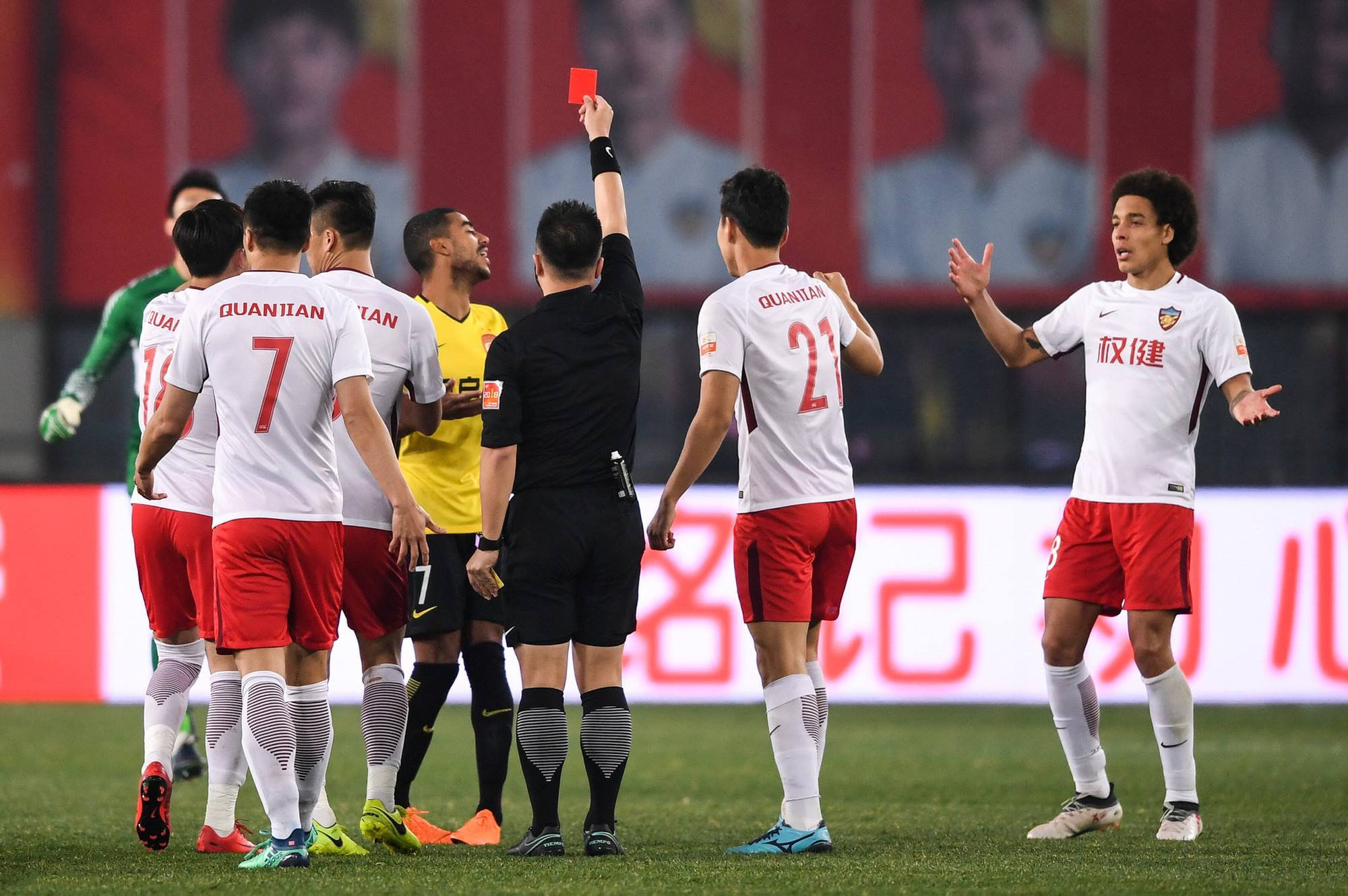 足协深夜发声惹争议引球迷不满,足协谈球员对判罚有误解