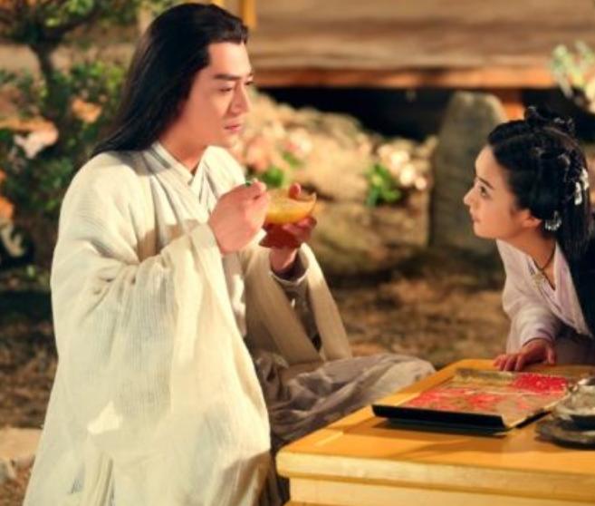 简兮慌乱的抬起头，只见面前的这个女子肤白胜雪