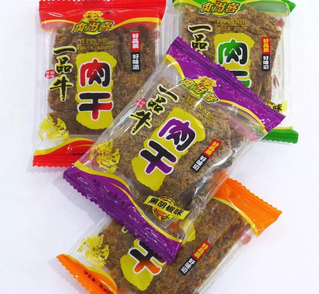 中国大妈出国探望儿子，行李箱被打开的那一刻，所有人都惊呆了！