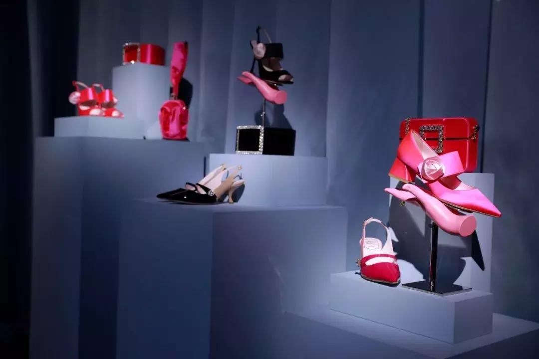 戚薇霸气走秀,唐嫣戚薇机场街拍大全