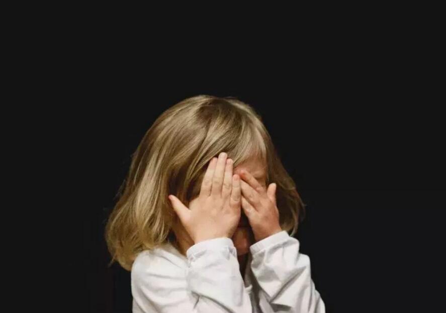 孩子觉得父母穷怎么开导,孩子发现父母很穷怎么教育