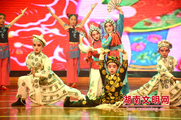 传承红色基因向国旗敬礼视频,传承红色基因向国旗敬礼400字