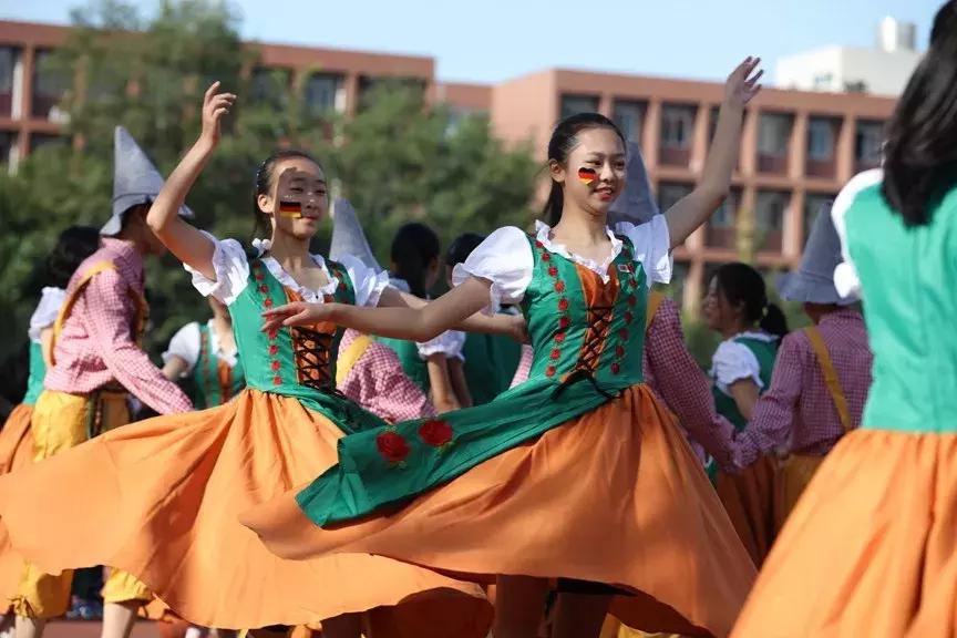 巧绘世界缩影，畅舞运动激情，科中第十届体育文化节盛大开幕