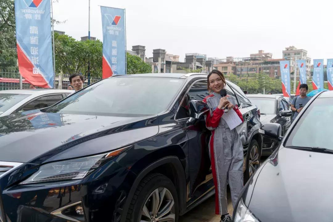 看到BoBoYoyo这样洗车和换机油，小肥肥瞬间凌乱了……