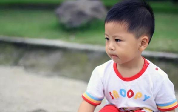 大人说话时小孩总是爱插嘴,大人说话小孩别插嘴