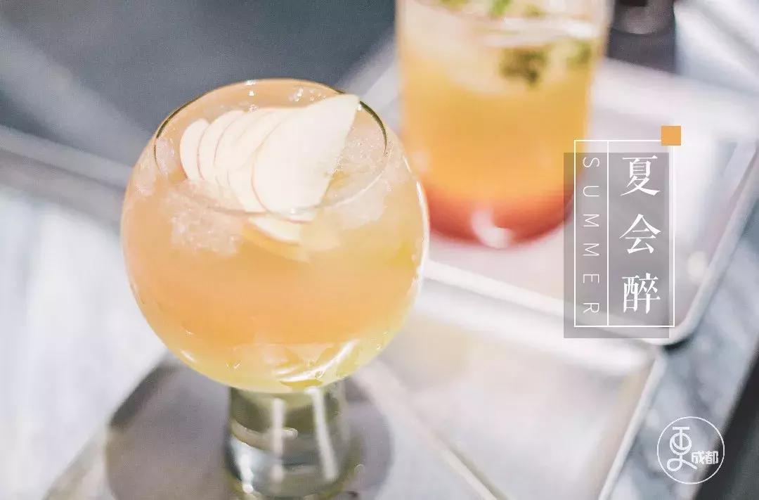 今天刷爆成都人朋友圈的网红奶茶店，卖起了五粮液水果茶和川菜！