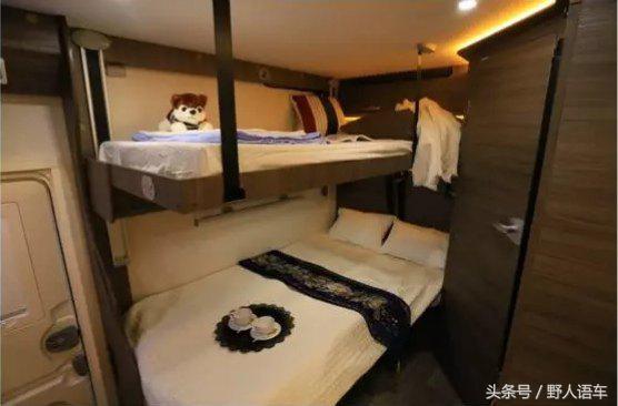 国产依维柯宝迪底盘改装的C型房车2个会客区可睡6人，售59.99万