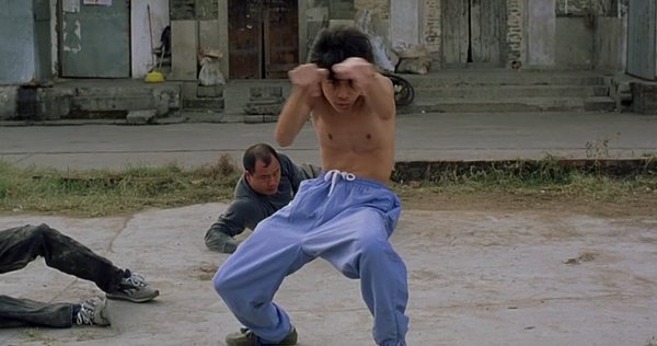 他们被称为“广州三怪杰”，同演《少林足球》，只有他一人红了