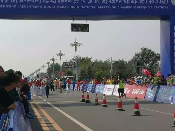 穿拖鞋跑马拉松,马拉松穿拖鞋