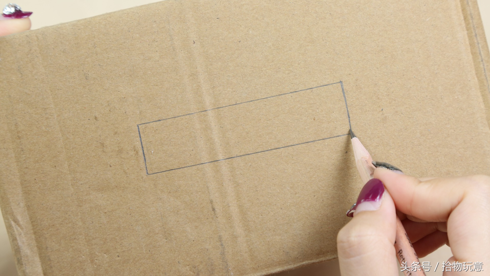 快递盒变挂式抽纸盒,快递盒变废为宝抽纸盒