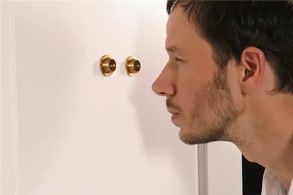 到底发生了什么？他把12个前女友都做成了高跟鞋？到底是真的假的