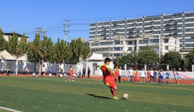 足球旋转，爱国情深—东平县第三实验小学举行“国庆”足球友谊赛