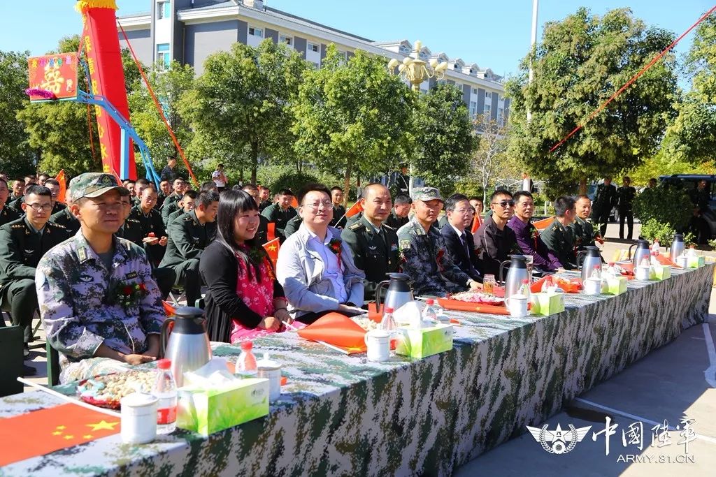 军旗为证，战友为媒：你嫁给爱情的样子，真美！