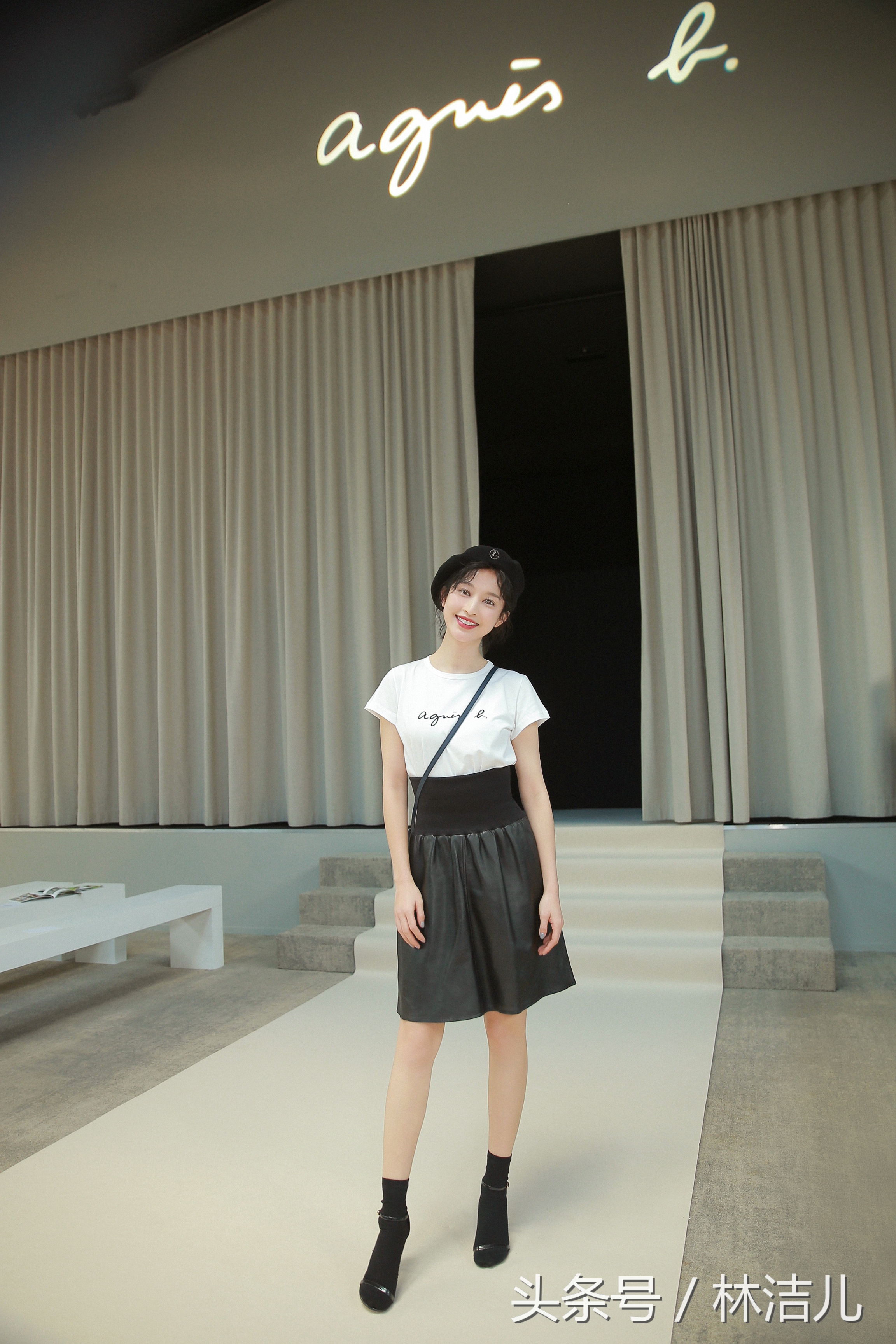 只穿一件t恤的视频,只穿一件t恤裙